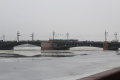В Петербурге продолжают очищать от зимней грязи мосты